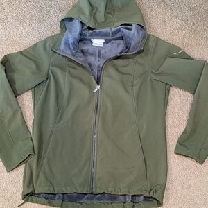 Columbia Green Softshell Jacket With Gray Fleece Lining